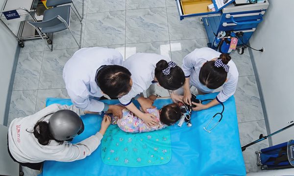 Bé gái 18 tháng tím tái co giật sau hai ngày ho sốt