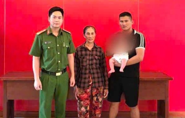 Bé gái 2 tháng tuổi bị bỏ rơi trong thùng carton trước cổng nhà dân ở Hải Phòng