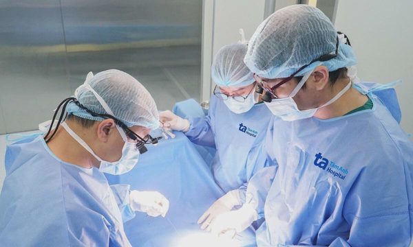 Bé gái 27 ngày tuổi thoát vị bẹn hai bên