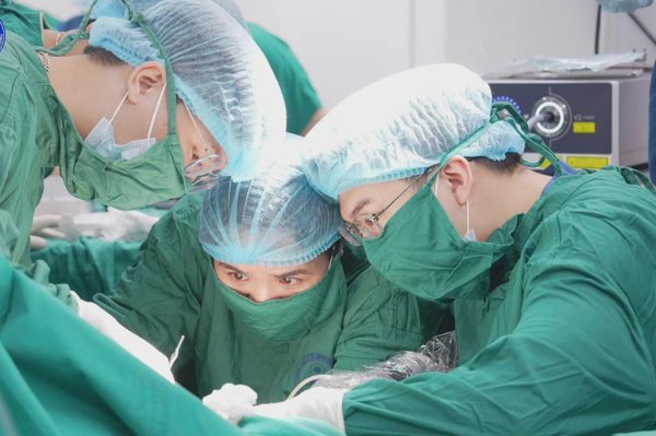 Bé gái 4 tuổi bị kẹt dị vật ở vùng kín suốt một tháng