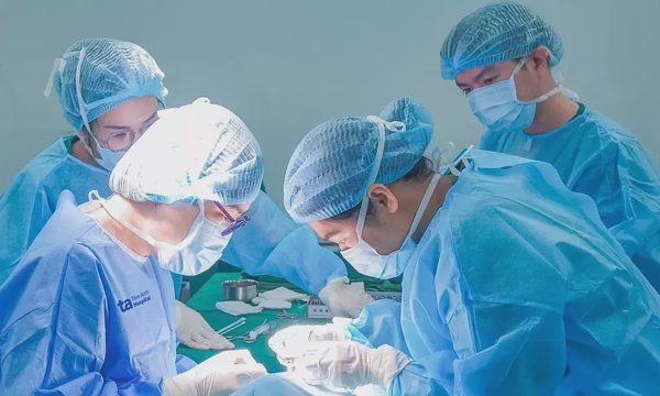 Bé gái 6 tuổi bị lác mắt khó nhận biết