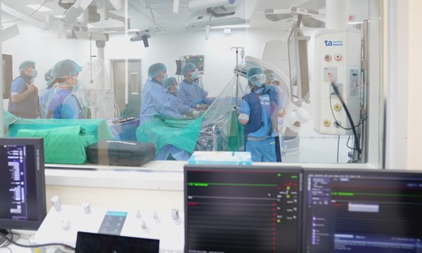 Bé gái ba tuổi mắc dị tật động mạch