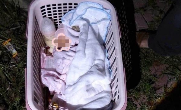 Bé gái bị bỏ lại bên đường lúc rạng sáng cùng lá thư xin lỗi của mẹ