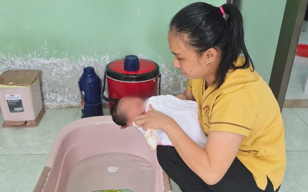 Bé gái bị bỏ rơi trước cửa nhà dân, kèm mảnh giấy ghi ngày sinh