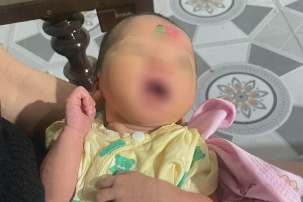 Bé gái bị “người mẹ bất hạnh” để lại trước nhà đôi vợ chồng hiếm con