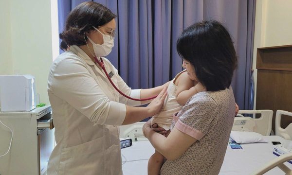 Bé gái bị tăng sản thượng thận, suy hô hấp