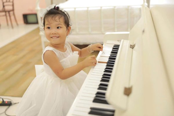 Bé gái bị tiên lượng sống thực vật, người cha bền bỉ đưa con đến viện suốt 6 năm