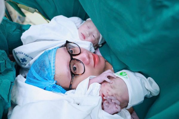 Bé gái chào đời vẫn còn nguyên trong túi ối