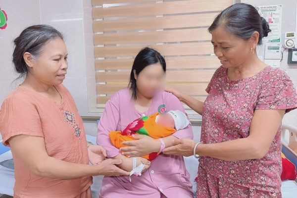 Bé gái chào đời với 5 vòng dây rốn quấn cổ