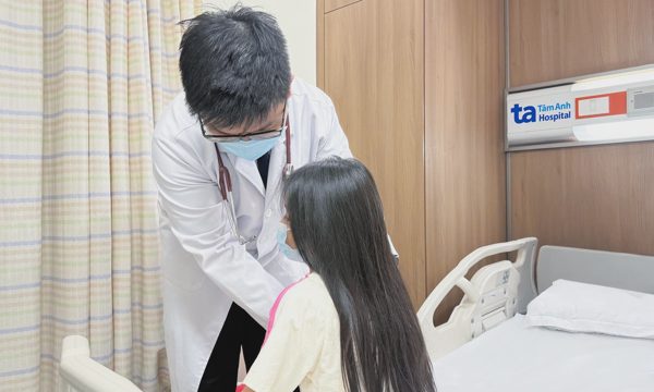 Bé gái có ba quả thận