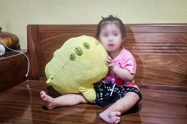 Bé gái khoảng 2 tuổi đi lạc ở Ninh Bình, liên tục gọi tìm người thân