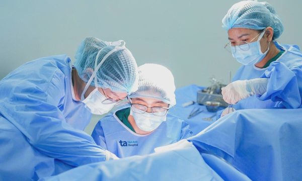 Bé gái mắc dị tật màng trinh gây ứ máu