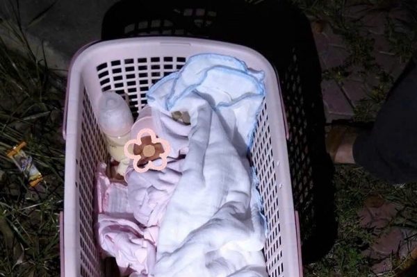 Bé gái sơ sinh bị bỏ rơi bên đường kèm thư xin lỗi của 'mẹ đơn thân'