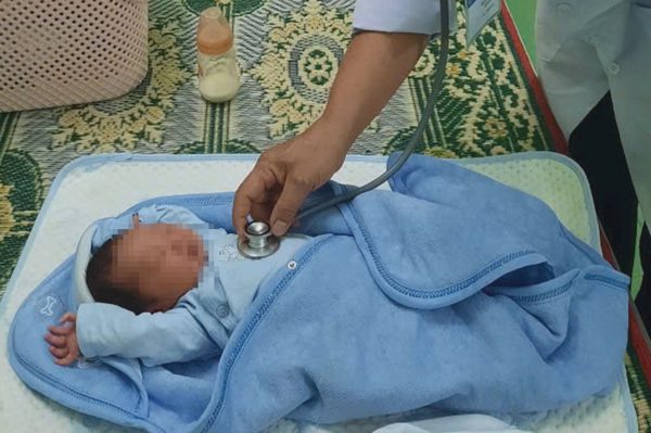 Bé gái sơ sinh bị bỏ rơi tại khu vực sạt lở