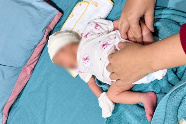 Bé gái sơ sinh bị bỏ rơi trước nhà dân, kèm lời nhắn 'mẹ là sinh viên lầm lỡ'