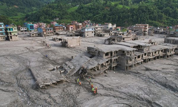 Bé gái sống sót kỳ diệu sau trận lũ quét ở Nepal