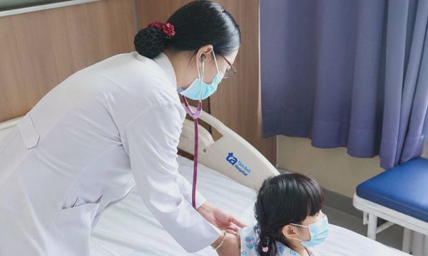 Bé gái thiếu máu kèm viêm phổi