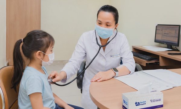 Bé gái vẹo cột sống, hở van tim