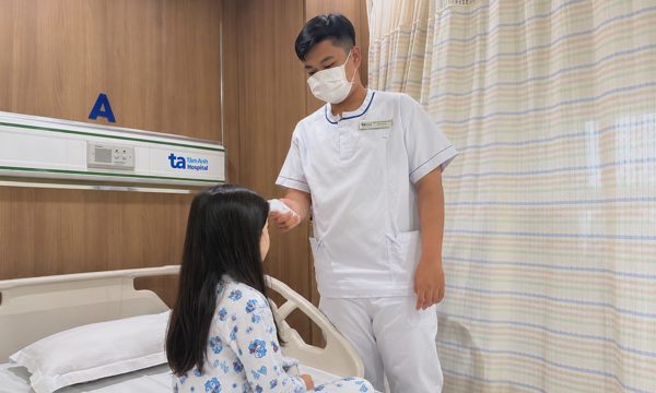 Bé gái viêm amidan, suy dinh dưỡng