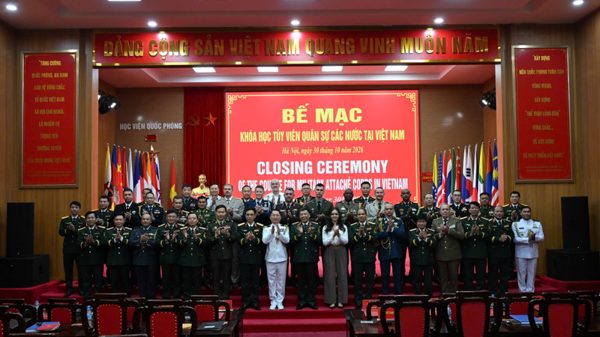 Bế mạc khóa học tùy viên quân sự các nước tại Việt Nam