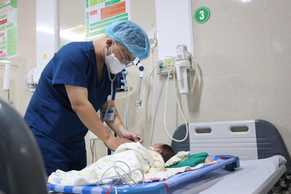 Bé trai 1 tháng tuổi sùi bọt mép sau vài phút người thân nhỏ nhầm 5 giọt axit