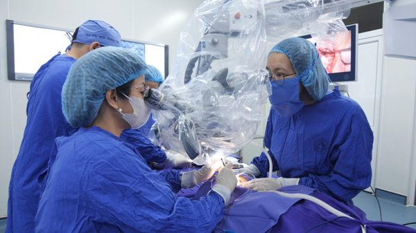Bé trai 12 tuổi dị tật tai bẩm sinh, cholesteatoma phá hủy xương chũm
