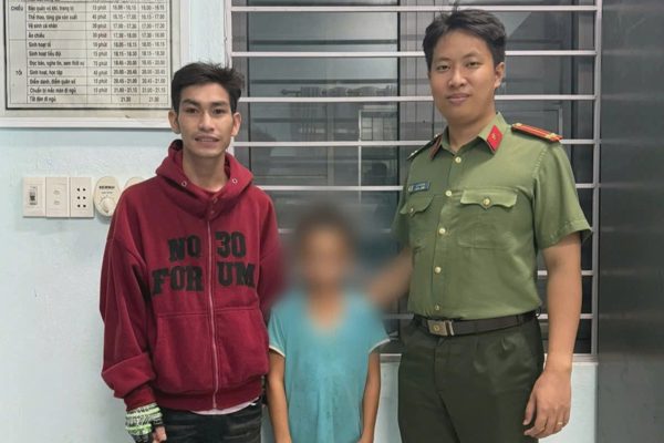 Bé trai 13 tuổi đi bộ 80km để tìm mẹ