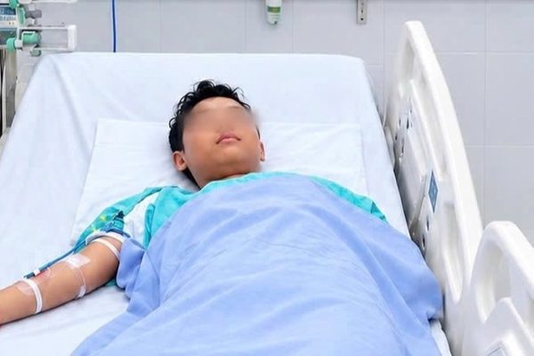Bé trai 14 tuổi bị sét đánh ngưng tim, chuyển cấp cứu qua 3 bệnh viện