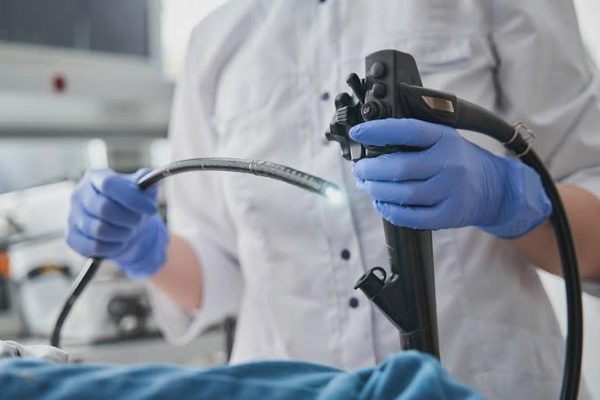 Bé trai 14 tuổi nhập viện vì que lấy ráy tai kẹt trong niệu đạo