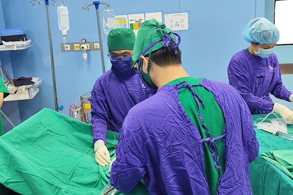 Bé trai 14 tuổi phải cắt bỏ tinh hoàn sau khi tắm ở hồ nước
