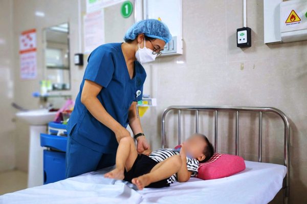 Bé trai 2 tuổi nhập viện cấp cứu sau khi chữa táo bón bằng lá lộc mại