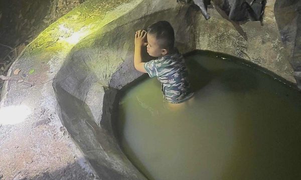 Bé trai 3 tuổi được tìm thấy trong bể nước sau 14 tiếng mất tích