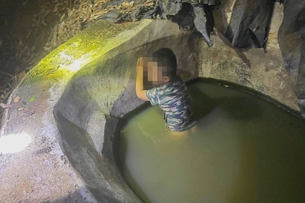 Bé trai 3 tuổi mất tích hơn 14 giờ, được tìm thấy đói rét trong bể nước