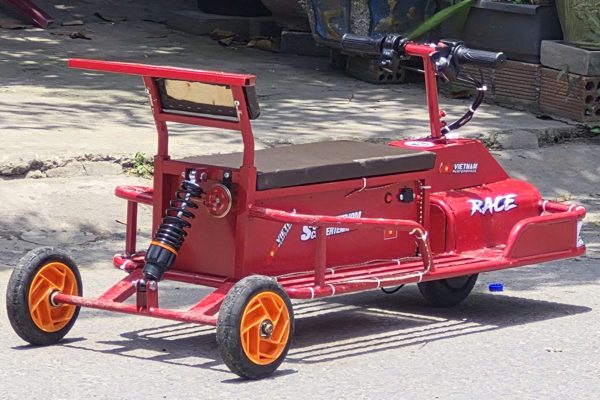 Bé trai 5 tuổi chạy xe 3 bánh tự chế tử vong sau va chạm với xe tải