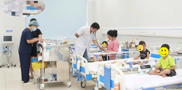 Bé trai 8 tuổi sốc phản vệ nguy kịch chỉ vài phút sau khi bị ong vò vẽ đốt