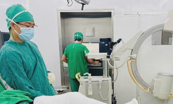 Bé trai 9 tuổi thoát cảnh bò bằng tay vì di chứng bỏng