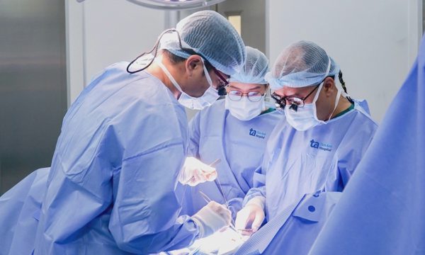 Bé trai bị tinh hoàn ẩn hai bên