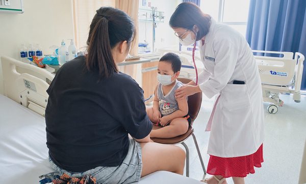 Bé trai bong vảy da do nhiễm khuẩn tụ cầu