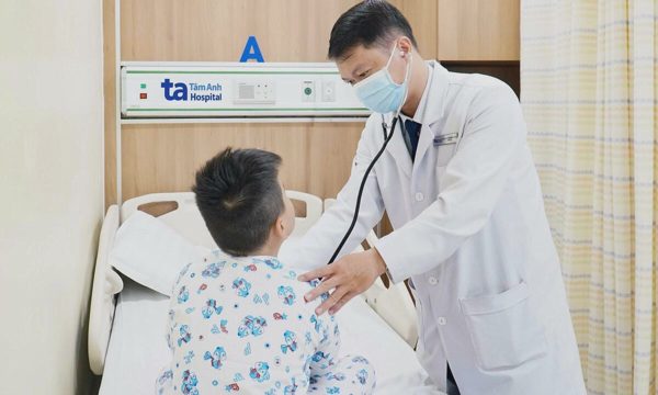Bé trai chảy máu cam sau hai ngày sốt xuất huyết