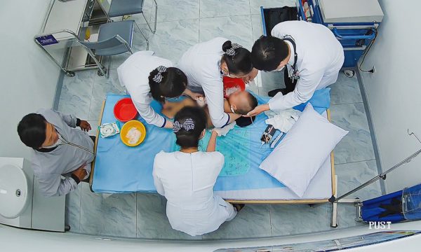 Bé trai co giật, tím tái sau một ngày sốt cao