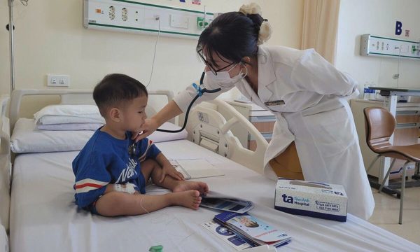 Bé trai đồng nhiễm ba vi khuẩn, virus