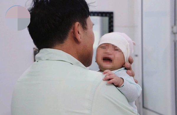 Bé trai hơn 1 tháng tuổi bị bỏ lại bên cổng làng cùng bức thư nhờ nuôi giúp