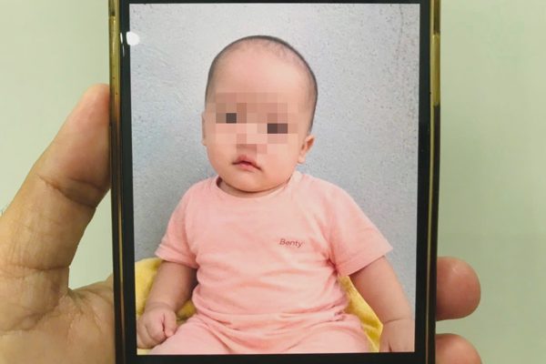 Bé trai kháu khỉnh bị bỏ rơi trước cổng chùa ở TPHCM