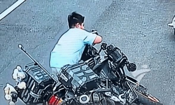 Bé trai kiên trì dựng môtô phân khối lớn bị mình xô ngã