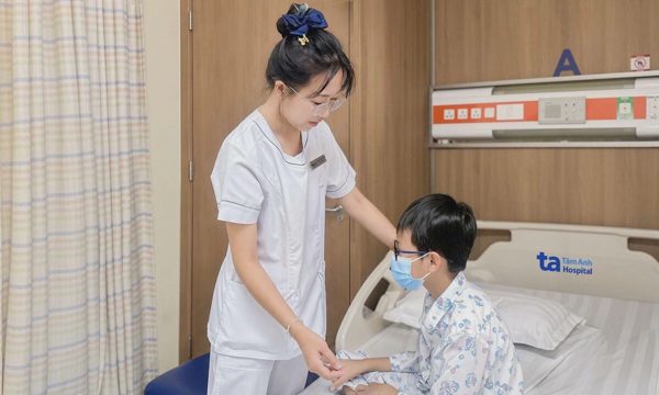 Bé trai nhiễm trùng đường ruột