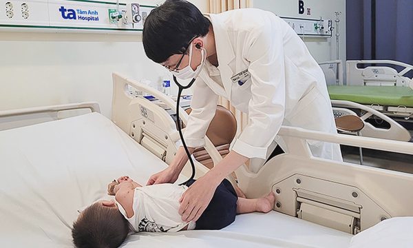 Bé trai nhiễm virus hợp bào hô hấp, bệnh tay chân miệng