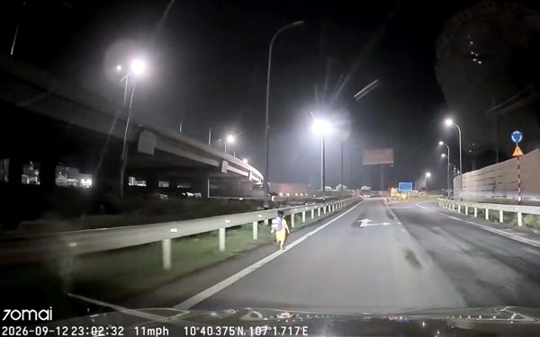 Bé trai òa khóc trên đường dẫn cao tốc lúc nửa đêm, tài xế dừng xe chở đến công an tìm người nhà