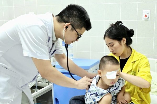 Bé trai phải mổ cấp cứu trong đêm vì chiếc xiên nướng thịt
