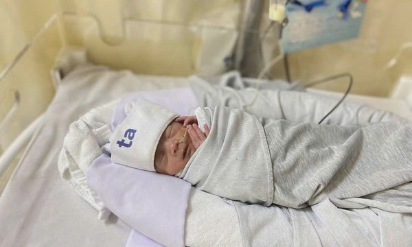 Bé trai sinh non còn nguyên bọc ối, suy hô hấp