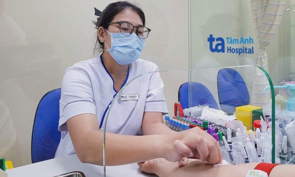 Bé trai tổn thương não do đột biến gene di truyền